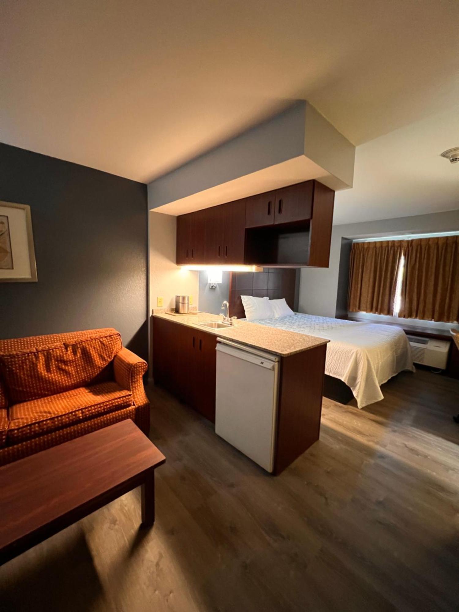 Blisspoint Inn & Suites, Northwood Exteriér fotografie